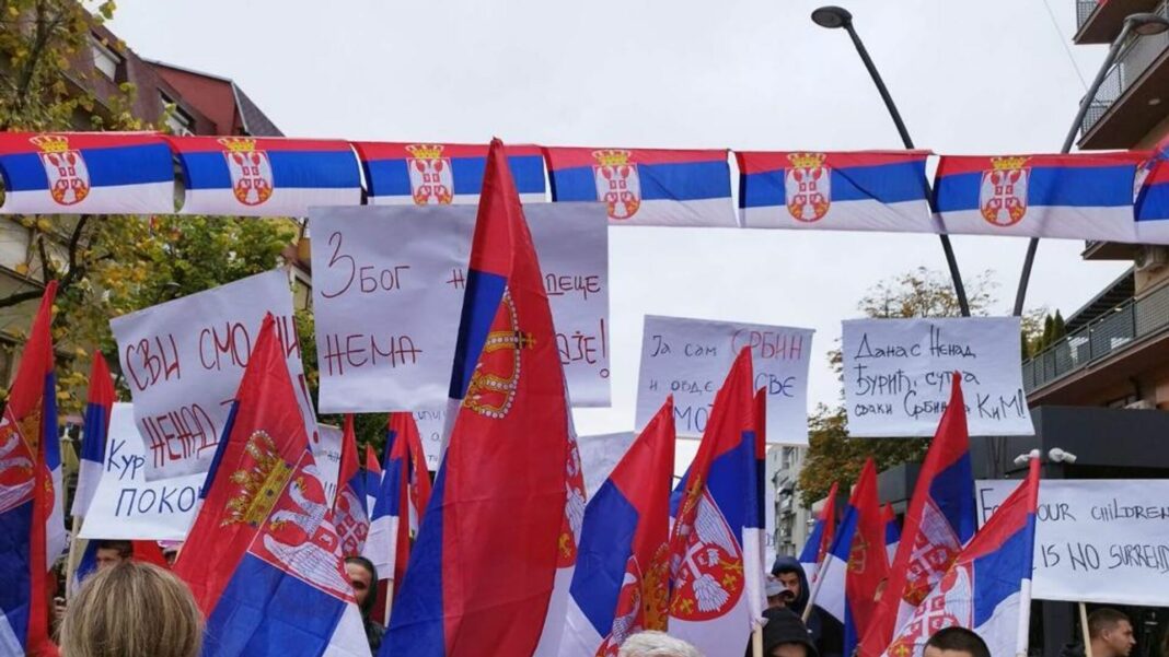 (ФОТО) Митинг во Косовска Митровица, насекаде српски знамиња