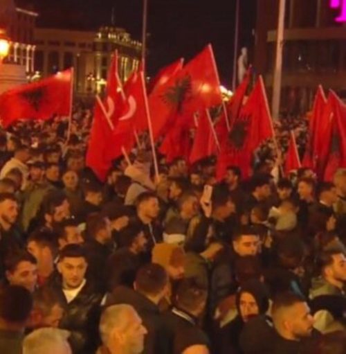 „Долу знамињата бре, не пред камерите“ наредува Груби на митингот на ДУИ без НИЕДНО МАКЕДОНСКО ЗНАМЕ