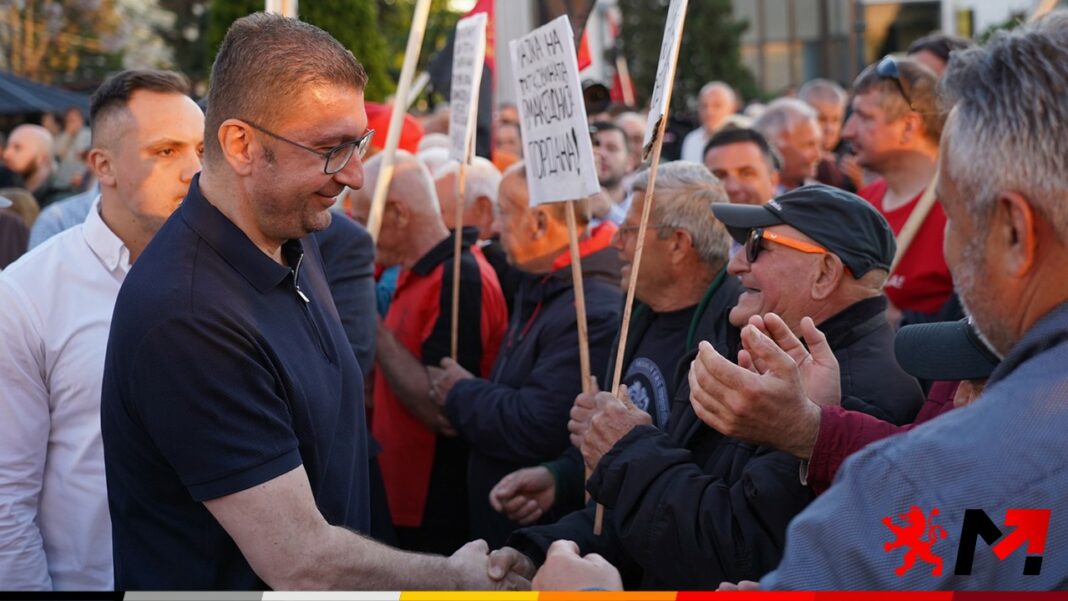 Пендаровски се фали дека не крадел, а кампањата му ја финансираат со украдени пари - Мицкоски на народен собир во Виница